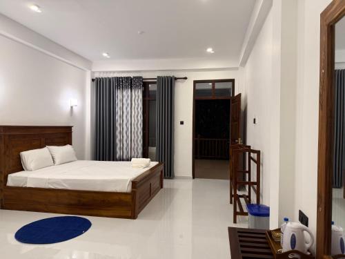 Postel nebo postele na pokoji v ubytování Mirissa Crown