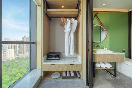ein Badezimmer mit Waschbecken und Spiegel in der Unterkunft Holiday Inn Zhuhai City Center by IHG in Zhuhai