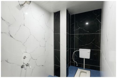 Ένα μπάνιο στο Hotel In Winter Residency Near Mahakaleshwar Jyotirlinga- Railway Station Ujjin - Paid Public Parking #Free Wifi - Best Prime Location Hotel