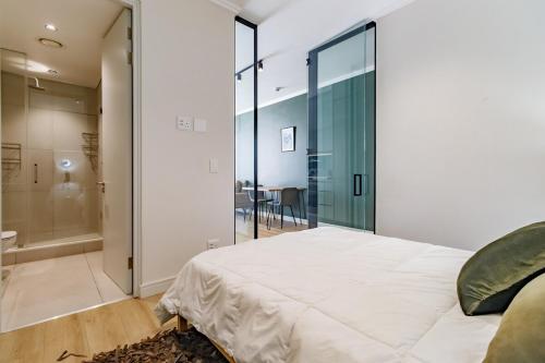 En eller flere senge i et værelse på Ellipse Waterfall - Luxe Urban Escape