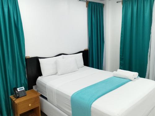 Ένα ή περισσότερα κρεβάτια σε δωμάτιο στο Hotel Mendoza Inn