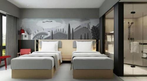 Un dormitorio con dos camas y un mural en la pared. en Borrman Hotel Suzhou Wujiang Zhongshan North Road Pedestrian Street, en Suzhou