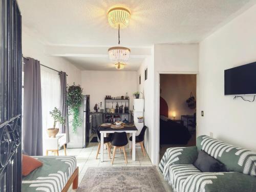 a living room with a couch and a table at Casa completa en Jalatlaco con cocina equipada y parking hasta 7 huéspedes in Oaxaca City