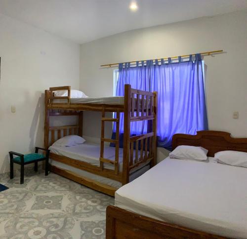 una habitación con dos literas y una ventana en Apartamento familiar Hergom - Grupos de 15 a 30 Pers, en Arboletes