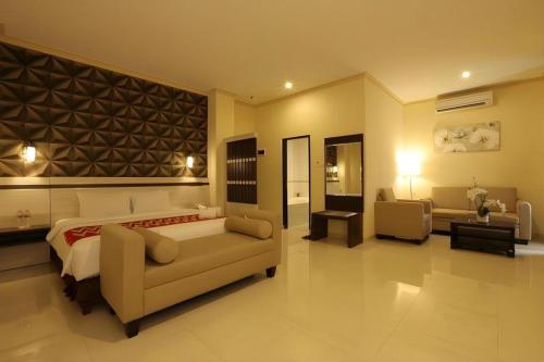 Khu vực ghế ngồi tại Puri Indah Hotel