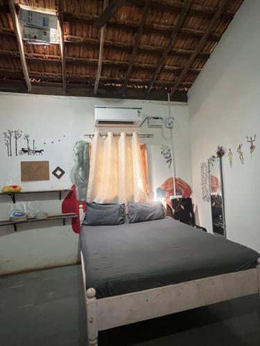 Postel nebo postele na pokoji v ubytování The Wild Flower!