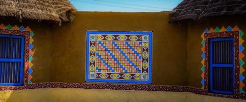 BherandiālaRann Bhagwati Home Stay的房屋侧面的一扇色彩鲜艳的窗户