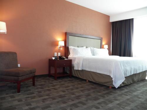 Holiday Inn & Suites Plaza Mayor, an IHG Hotel 객실 침대