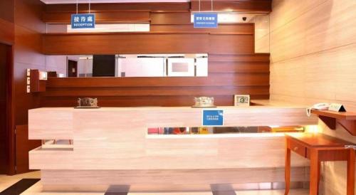 Grand Harbour Hotel في ماكاو: مطبخ مع كونتر عليه لافتات