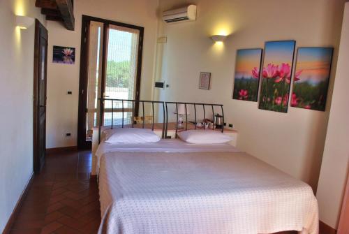 two twin beds in a room with a window at Il Murello in Fiorentina