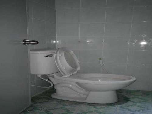 Wattana Hill Resort في Ban Tao Than: حمام مع مرحاض مع غطاء حتى