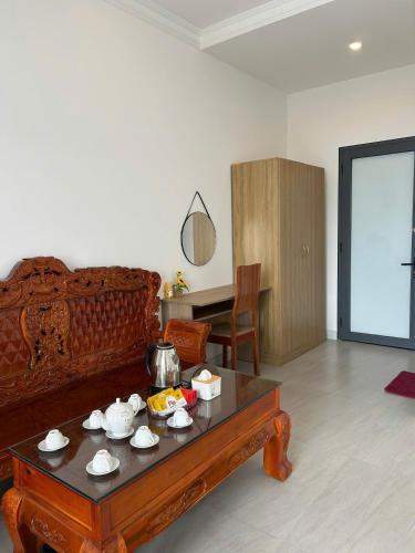 a living room with a couch and a coffee table at Khách sạn Phúc Đạt - Rạch Giá Phúc Đạt Hotel in Ấp Rạch Mẹo