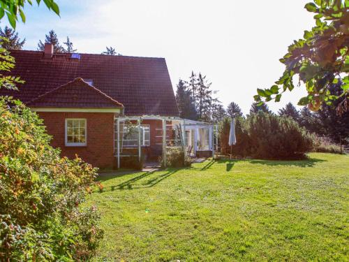 a small house with a lawn in front of it at Ferienhaus Wilmshagen in Südhof