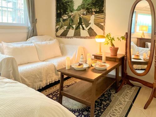 Una cama o camas en una habitación de Homey inn Juno