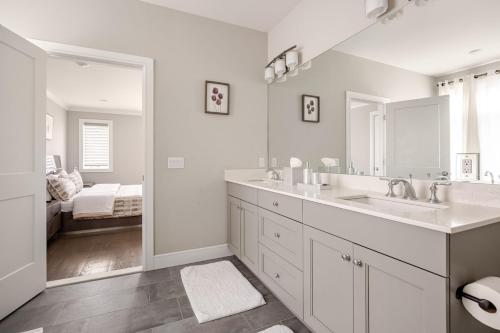 Postel nebo postele na pokoji v ubytování Luxury World Cup Stay Near NYC & MetLife Stadium!