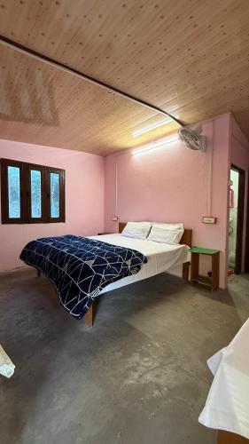 ein Schlafzimmer mit einem großen Bett in einem Zimmer in der Unterkunft Nature village resort in Rishikesh