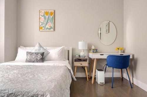 Postel nebo postele na pokoji v ubytování Luxury World Cup Stay Near NYC & MetLife Stadium!