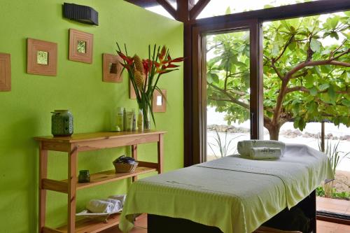 サントメにあるPestana Sao Tomeの緑の部屋(ベッド1台、窓付)
