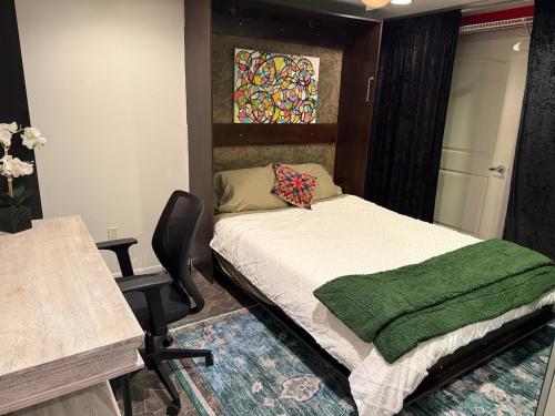 Un dormitorio con una cama con una manta verde encima. en Sedona Prime Location-walk to trails & shopping, en Sedona