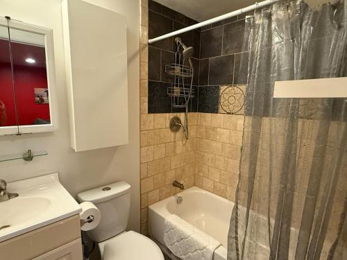 Un baño con inodoro, lavabo y ducha. en Sedona Prime Location-walk to trails & shopping, en Sedona