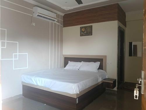 Un pat sau paturi într-o cameră la OYO Hotel O Shiv Shree Dham