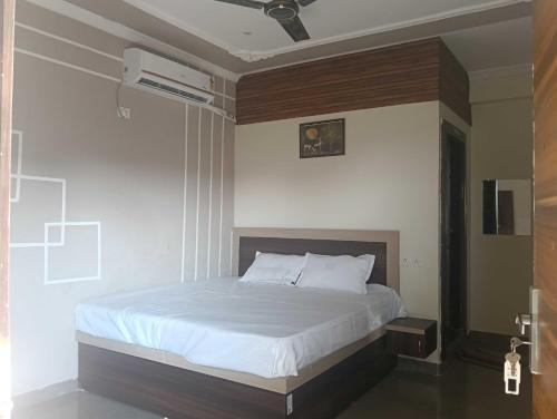 Un pat sau paturi într-o cameră la OYO Hotel O Shiv Shree Dham