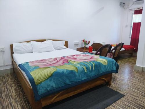 Ένα ή περισσότερα κρεβάτια σε δωμάτιο στο Rhino Guest House