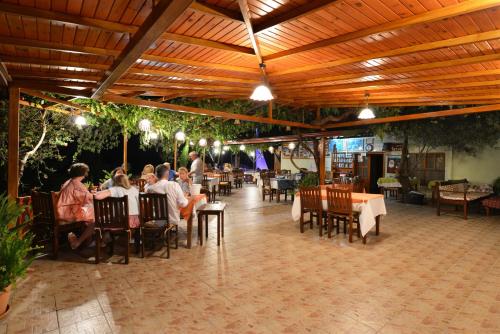 Restoran atau tempat lain untuk makan di St. Nicholas Pension