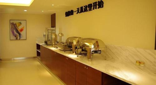 a hair salon with a waiting room with machines at City Comfort Inn Hengyang Dayang Department Lianhu Plaza in Hengyang
