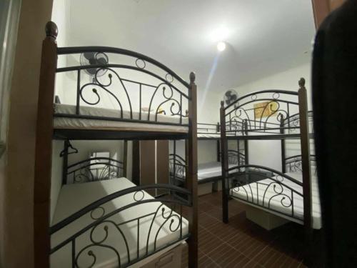 deux lits superposés en fer dans une petite chambre dans l'établissement Del Mar Residence, à Suizo