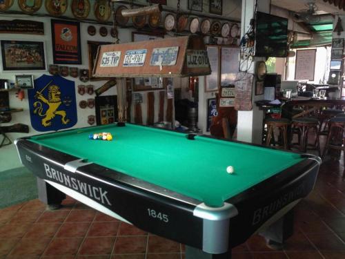 Τραπέζι μπιλιάρδου στο Harleys Pub and Hotel