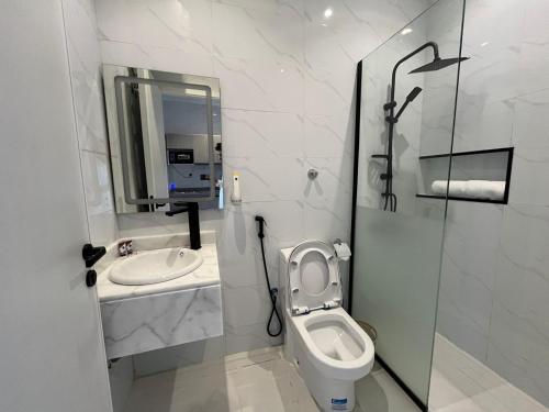 un baño con inodoro y lavabo en شقق الضيافة الخاصه, en Yeda