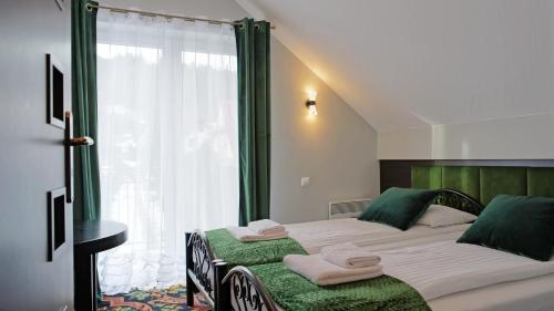 Villa Hasaba في كروتشيينكو: غرفة نوم بسرير كبير ونافذة