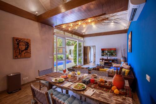 uma sala de estar com uma mesa com comida em Delight ART Villas em Seminyak