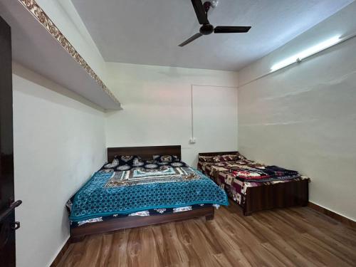 Postel nebo postele na pokoji v ubytování Maharaj Homestay kainchi dham