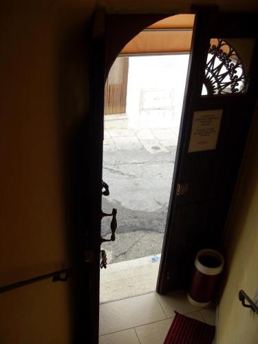 an open door with a view of a courtyard at B&B Frammenti D'Itria in Ceglie Messapica
