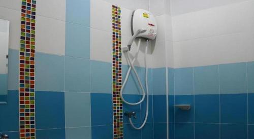 a shower in a bathroom with a blow dryer at Sabai Ez Hotel in Songkhla
