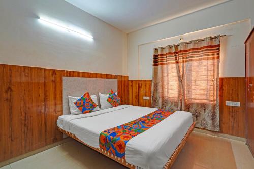 En eller flere senge i et værelse på FabHotel Balaji I