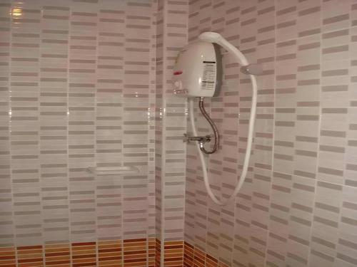 a shower in a bathroom with a hand dryer at Thorfan Resort in Ban Nong Waeng