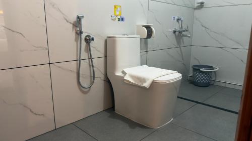 Ένα μπάνιο στο Cloud9 Airport Hotel