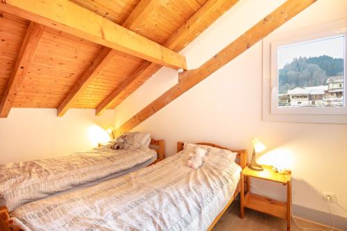 En eller flere senge i et værelse på Chalet Les Marmottes - 5P8