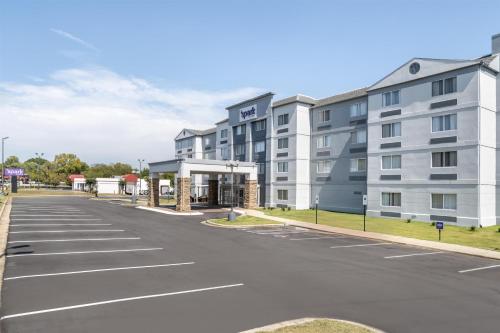 an empty parking lot in front of a building at Spark By Hilton Kannapolis in Kannapolis