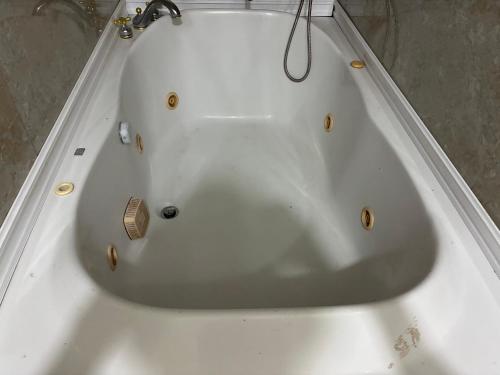 The Innovation في بورتمور: حوض استحمام أبيض مع صنبور