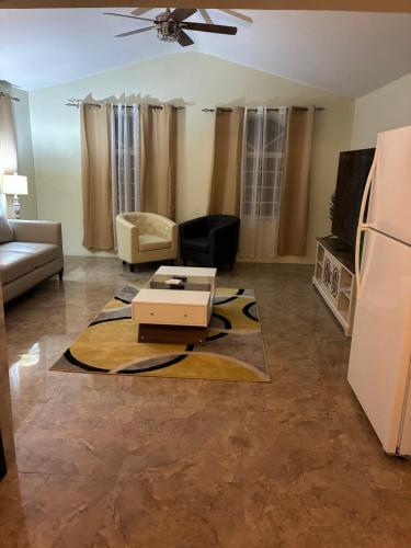 The Innovation في بورتمور: غرفة معيشة بها أريكة وطاولة