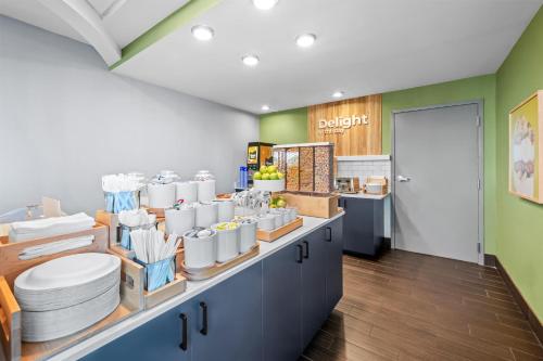 una tienda con muchos productos en un mostrador en Spark By Hilton Cleveland Beachwood, en Beachwood