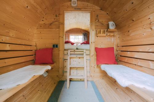 Кровать или кровати в номере Schlaffass - Schlafen im Holzfass