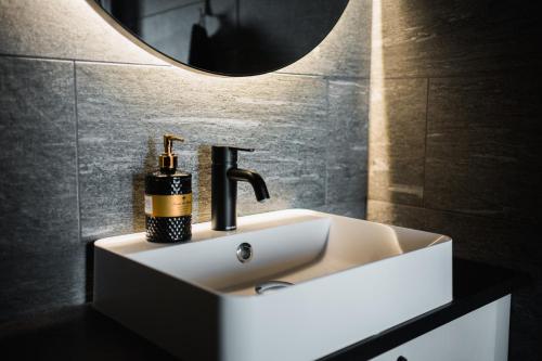 un bagno con un lavandino bianco e uno specchio di Iisland Aava a Ii