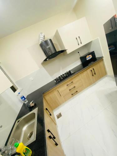 Appartments في فيصل آباد: مطبخ مع حوض وطاولة عمل