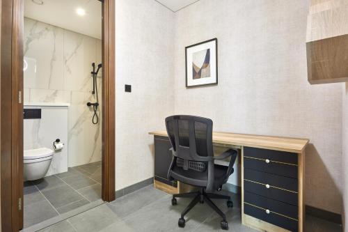 a office with a desk and a chair in a bathroom at STAY BY LATINEM Luxury 3BR Holiday Home CA 0702 Near Burj Khalifa in Dubai