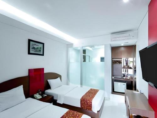 Postel nebo postele na pokoji v ubytování Kenari Asri Hotel